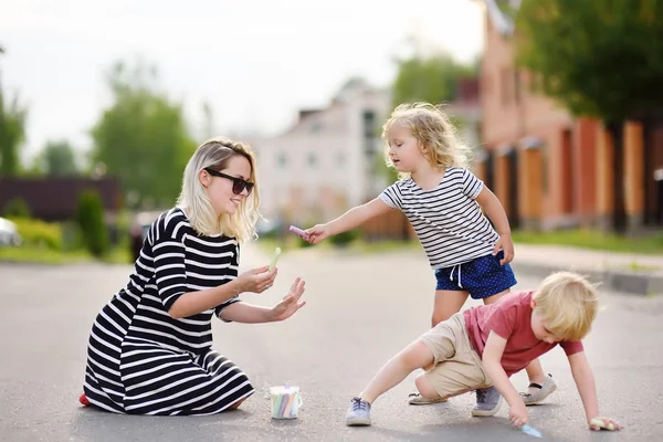Glückliche Mutter Mit Kleinen Jungen Und Mädchen Die Mit Farbiger — Stockfoto