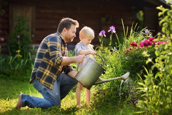 Mann Mittleren Alters Und Sein Kleiner Sohn Beim Blumengießen Garten — Stockfoto