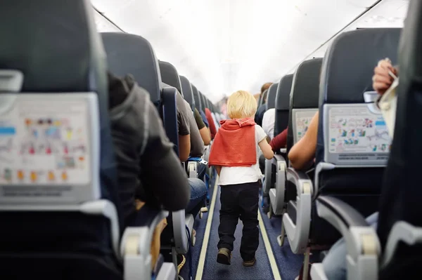 Niño Feliz Viajando Avión Viajando Con Niños Familia Disfrutando Viaje — Foto de Stock