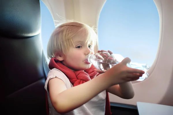 Chico Encantador Viajando Avión Niño Bebiendo Agua Durante Vuelo Viajes — Foto de Stock