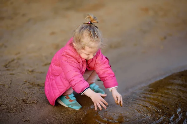 Malá Dívka Hraje Vodou Stick Během Chůze Jezera Jarní Letní — Stock fotografie