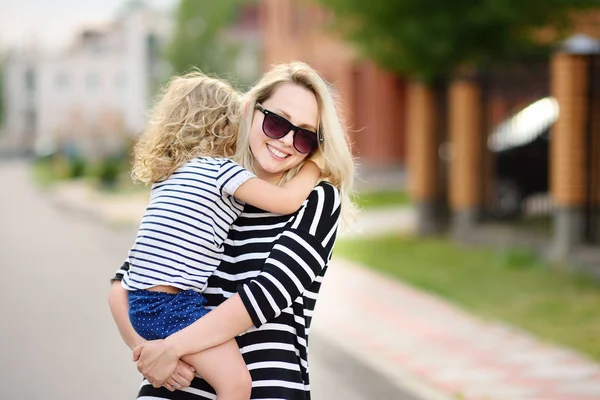 Giovane Madre Che Tiene Sua Figlioletta Piedi Davanti Alla Loro — Foto Stock