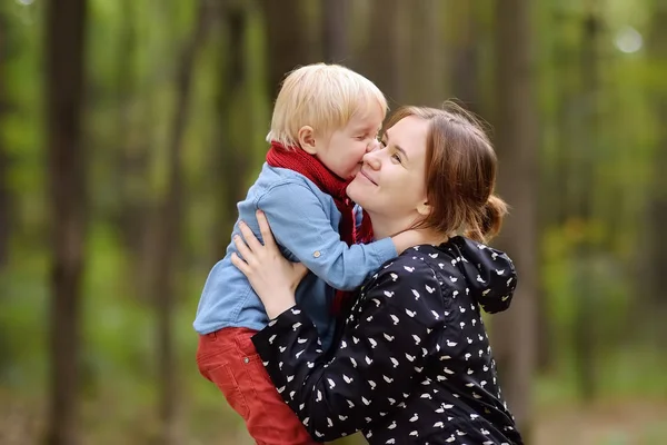Liten Pojke Med Sin Unga Mor Promenad Skogen Aktiv Familj — Stockfoto