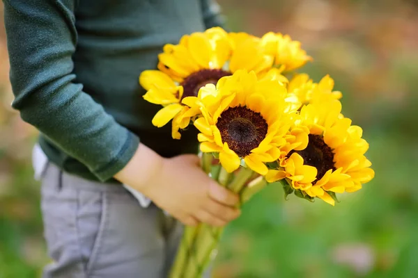 Photo Rapprochée Petit Garçon Tenant Des Tournesols Extérieur Tout Petit — Photo