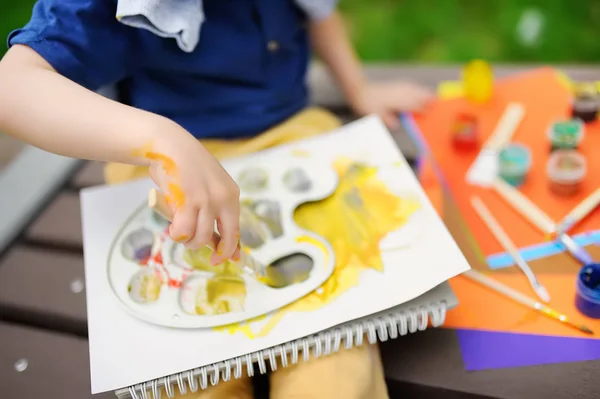 Милий Маленький Хлопчик Малює Барвистими Фарбами Літньому Парку Творчий Малюнок — стокове фото