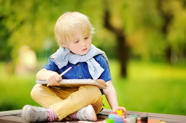 Симпатичный Маленький Мальчик Рисует Красочными Красками Осеннем Парке Творческая Детская — стоковое фото
