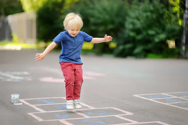 Niño Jugando Hopscotch Patio Aire Libre Día Soleado Actividades Para —  Fotos de Stock