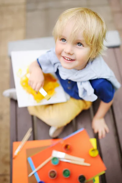 Bonito Menino Desenho Com Tintas Coloridas Parque Outono Criativa Criança — Fotografia de Stock