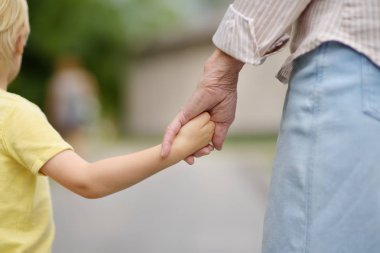 Güzel büyükannem ve onun küçük torun birlikte Park'ta yürüyordunuz. Büyükanne ve torunu elele