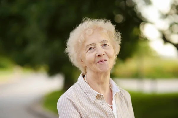 Retrato Aire Libre Mujer Mayor Hermosa Con Pelo Blanco Rizado —  Fotos de Stock