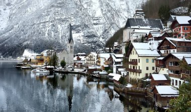 Kış Avusturya Alpleri'nde Hallstatt köyünün doğal görünümünü. Hallstatt ünlü kartpostal görünümü