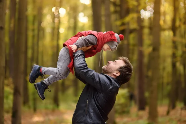 Liten Pojke Med Sin Far Promenad Skogen Aktiv Familj Tid — Stockfoto