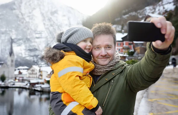 Mann Und Sein Kleiner Sohn Machen Selfie Handy Foto Mit — Stockfoto