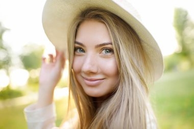 Açık havada güzel genç kadın portresi. Kadın güzellik. Güneşli bir gün içinde büyüleyici beyaz kız yürüyüş