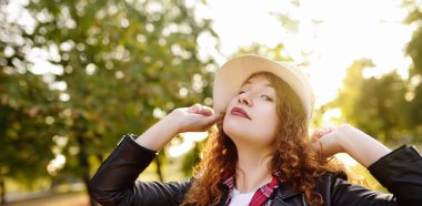 Açık havada güzel genç kadın portresi. Kadın güzellik. Güneşli bir gün içinde büyüleyici beyaz kız yürüyüş