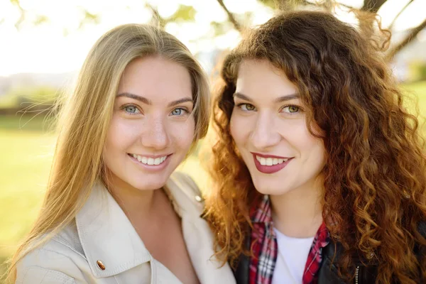 Portrét Venku Dvě Krásné Mladé Ženy Různé Ženské Krásy Dvě — Stock fotografie