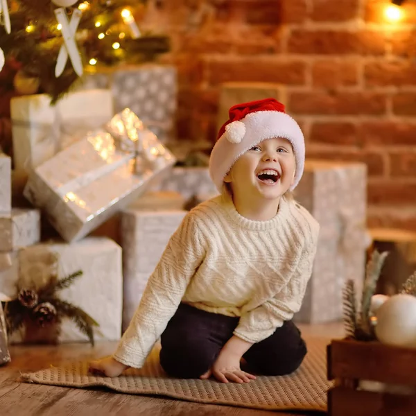 Ładny Mały Chłopiec Kapeluszu Santa Gotowy Świętowania Wakacje Portret Szczęśliwy — Zdjęcie stockowe