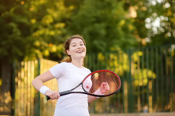 Jugadora Tenis Joven Con Pelota Tenis Raqueta Preparándose Para Servir — Foto de Stock