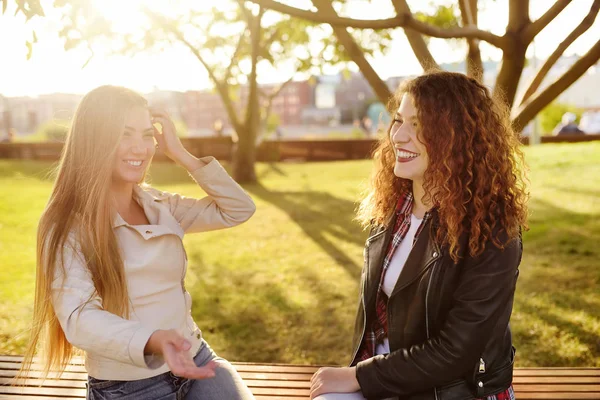 户外肖像的两个欢快的年轻女子 两个白种女孩的朋友聊天和在阳光公园玩得开心 — 图库照片