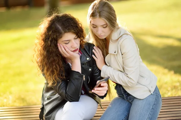 Młoda Kobieta Wsparcia Uspokoić Przyjaciółkę Upsed Dwie Dziewczyny Podczas Rozmowy — Zdjęcie stockowe