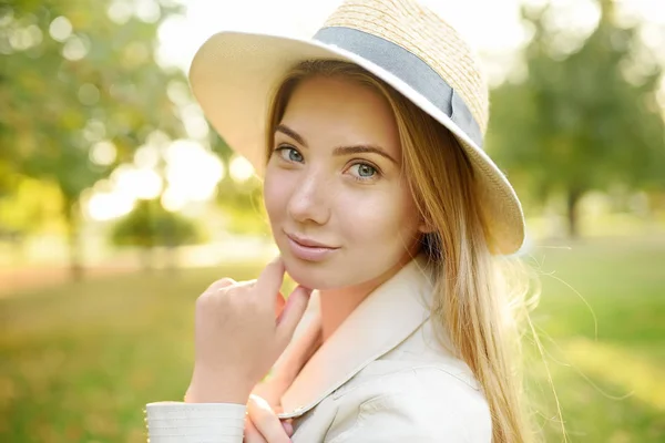 Kint Gyönyörű Fiatal Portréja Női Szépség Bájos Kaukázusi Lány Séta — Stock Fotó
