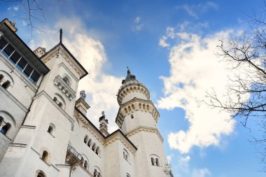 Bavyera, Almanya - 14 Kasım 2017: royal castle Neuschwanstein zemin üzerine mavi gökyüzü ile muhteşem sahne. Bavyera, Almanya (Deutschland). Ünlü Bavyera hedef işareti parlak bahar veya sonbahar günü.