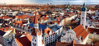 Münih tarihi merkezi panoramik hava cityscape görünümü ile eski Belediye Binası ve Heiliggeistkirche. Münih, Almanya