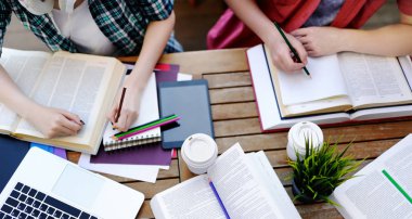 Kitap ve notlar Cafe ile genç çift. Akıllı genç adam ve kız üniversite kampüsü içinde. Öğrenme ve eğitim genç insanlar için. Eğitim veya ödev öğrencilerin Üstten Görünüm