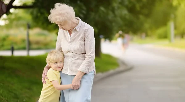 Gyönyörű Nagyi Kis Unokájának Gyaloglás Együtt Parkban Nagymama Unokája — Stock Fotó