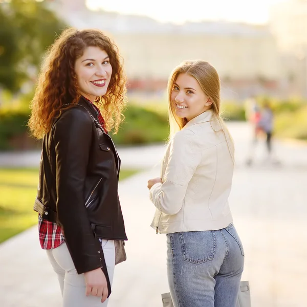 屋外の つの美しい若い女性の肖像画 つの白人の女の子の友人の散歩と晴れた日で一緒にチャット — ストック写真