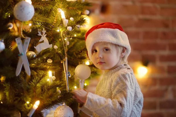 Ładny Mały Chłopiec Kapeluszu Santa Gotowy Świętowania Wakacje Portret Szczęśliwy — Zdjęcie stockowe