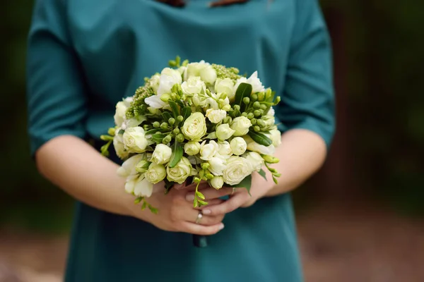 Bruid Het Bruidsmeisje Stijlvolle Bruiloft Bloemen Houden Elegantie Geel Boeket — Stockfoto