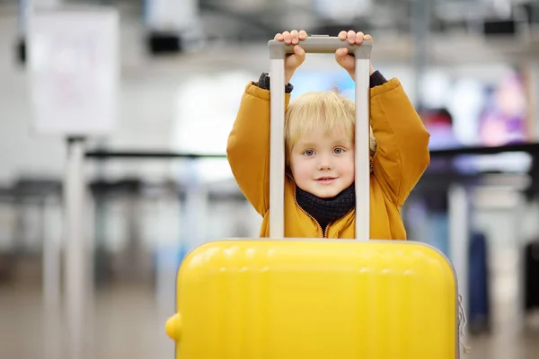 Söt Glad Liten Pojke Med Stora Gula Resväska Internationella Flygplats — Stockfoto