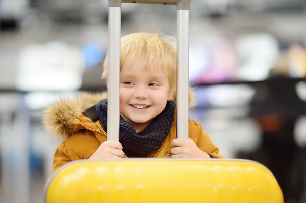 Słodkie Happy Małego Chłopca Duża Żółta Walizka Międzynarodowym Porcie Lotniczym — Zdjęcie stockowe