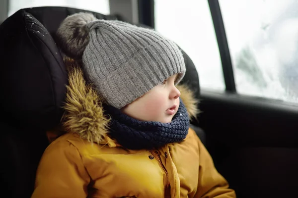 Roadtrip 或旅行时坐在汽车座椅上的漂亮小男孩的肖像 家庭汽车旅行与孩子 儿童运输安全 — 图库照片