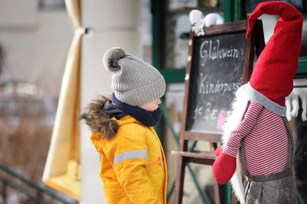 Aranyos Kisfiú Téli Napon Karácsonyi Díszek Üzlet Keres Tipegő Gyermek — Stock Fotó