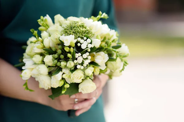 Braut Oder Brautjungfer Mit Stilvollen Hochzeitsblumen Eleganz Gelber Strauß Frauenhänden — Stockfoto