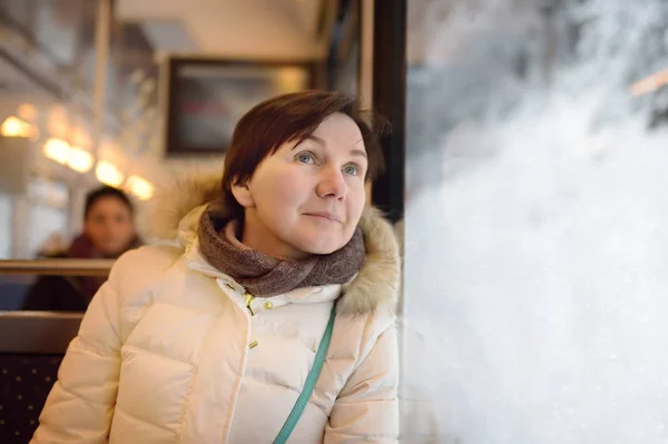 Frau Schaut Während Der Fahrt Mit Zahnradbahn Zahnradbahn Den Alpen — Stockfoto