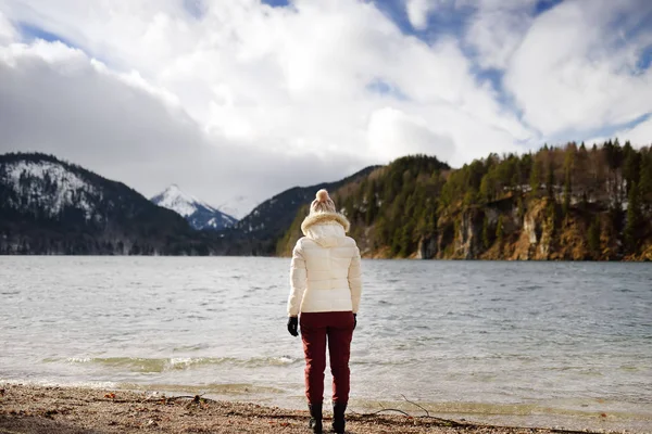 Feamle Toeristische Genieten Van Prachtige Winter Uitzicht Lake Alpsee Gelegen — Stockfoto