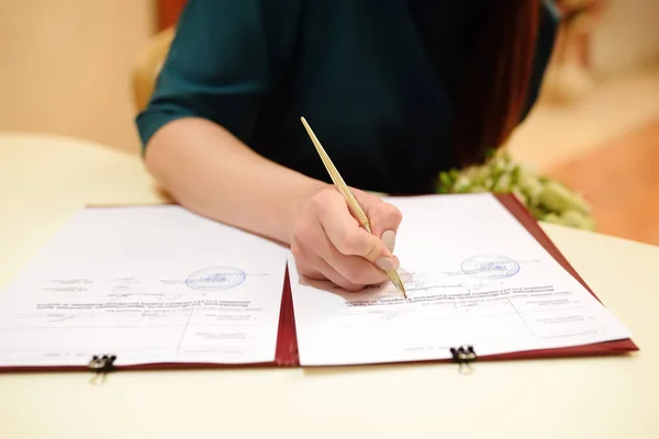 Bruden Signering Äktenskapslicens Eller Bröllop Kontrakt Ceremonin Kvinna Underteckna Dokumentet — Stockfoto