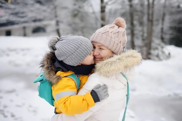 母や祖母彼女少し息子や孫を受け入れるとの楽しい雪の降る冬の日に一緒に — ストック写真