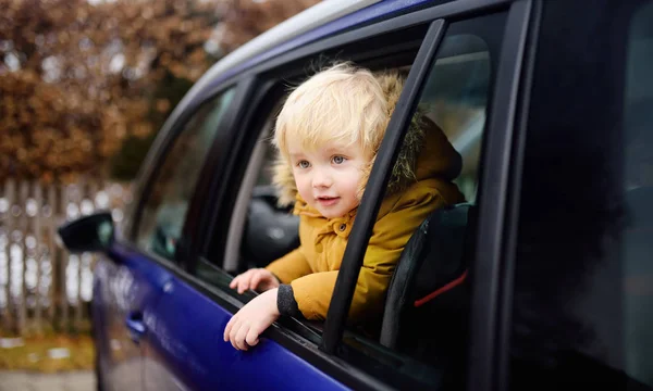 Lindo Niño Listo Para Viaje Carretera Viaje Viaje Coche Familiar —  Fotos de Stock