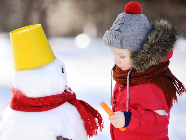 Niño Con Ropa Roja Invierno Divirtiéndose Con Muñeco Nieve Activo —  Fotos de Stock