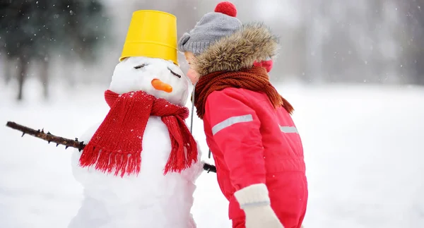 Little Boy Tell Snowman His Secrets Gifts Christmas Active Outdoors — Stock Photo, Image