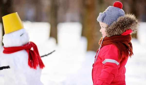 Little Boy Red Winter Clothes Having Fun Snowman Active Outdoors — Stock Photo, Image