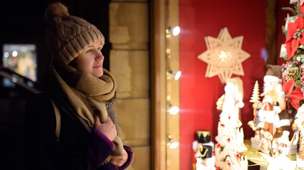 Menina Escolhendo Decorações Natal Loja Dia Inverno Jovem Olhando Para — Fotografia de Stock