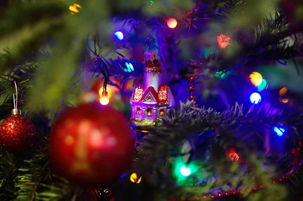 Primer Plano Del Árbol Navidad Decorado Bolas Rojas Guirnaldas Luces — Foto de Stock