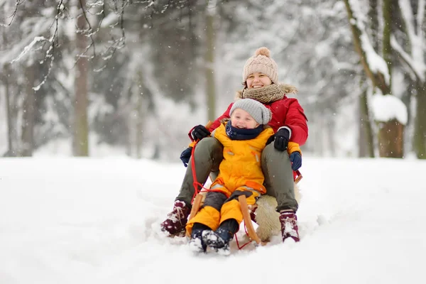 Menino Mãe Deslizando Parque Durante Uma Queda Neve Atividades Inverno — Fotografia de Stock