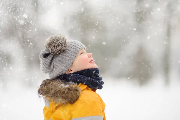 Menino Bonito Roupas Amarelas Inverno Caminha Durante Uma Queda Neve — Fotografia de Stock