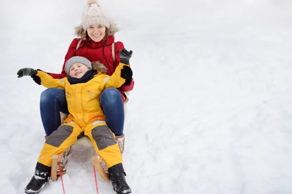 Petit Garçon Mère Glissant Dans Neige Activités Hiver Famille Extérieur — Photo